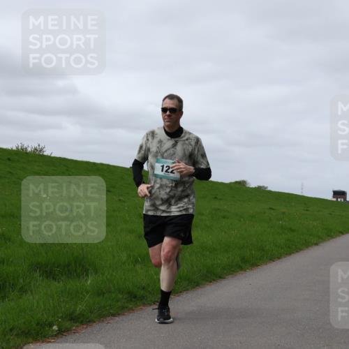 04.05.2025 - 8. Wedeler Halbmarathon Yannick Fuchs http://msf.ph/oto/7841552 04.05.2025 11:49:22 Laufen 122 meine-sportfotos.de