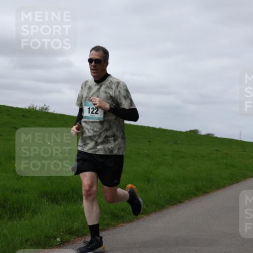 04.05.2025 - 8. Wedeler Halbmarathon Yannick Fuchs http://msf.ph/oto/7841556 04.05.2025 11:49:22 Laufen 122 meine-sportfotos.de