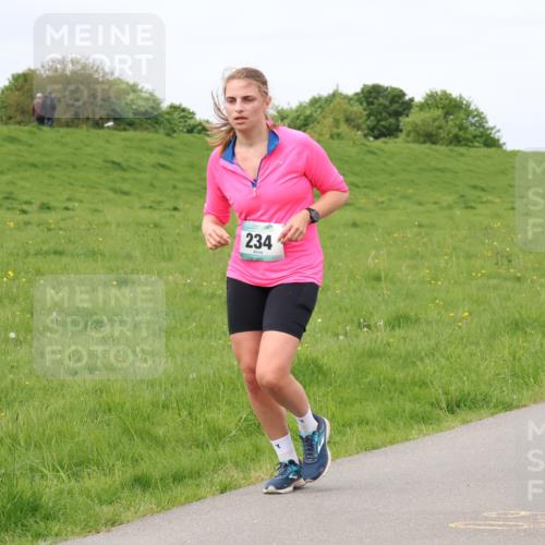 04.05.2025 - 8. Wedeler Halbmarathon Lena Gebhardt http://msf.ph/oto/7841606 04.05.2025 11:57:25 Laufen 234 meine-sportfotos.de