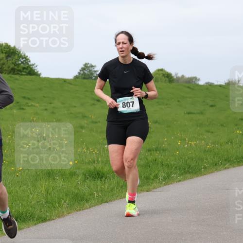 04.05.2025 - 8. Wedeler Halbmarathon Lena Gebhardt http://msf.ph/oto/7841648 04.05.2025 11:57:50 Laufen 275, 807, 7 meine-sportfotos.de