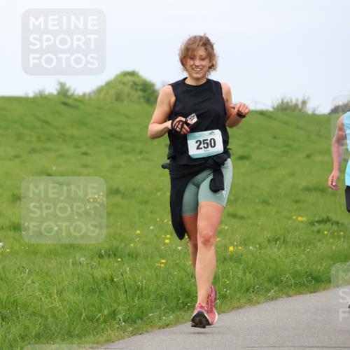 04.05.2025 - 8. Wedeler Halbmarathon Lena Gebhardt http://msf.ph/oto/7842108 04.05.2025 12:03:50 Laufen 250, 444 meine-sportfotos.de