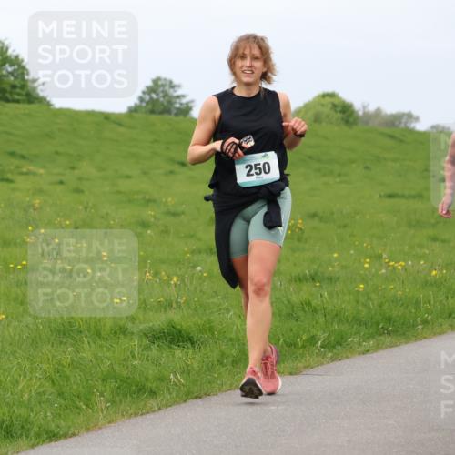 04.05.2025 - 8. Wedeler Halbmarathon Lena Gebhardt http://msf.ph/oto/7842110 04.05.2025 12:03:51 Laufen 250, 444 meine-sportfotos.de