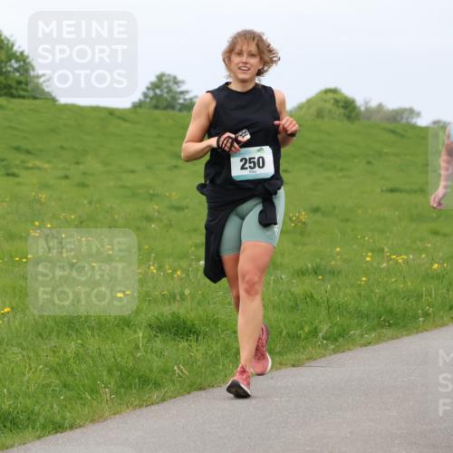 04.05.2025 - 8. Wedeler Halbmarathon Lena Gebhardt http://msf.ph/oto/7842113 04.05.2025 12:03:51 Laufen 250, 444 meine-sportfotos.de