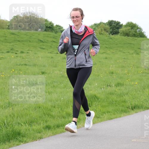 04.05.2025 - 8. Wedeler Halbmarathon Lena Gebhardt http://msf.ph/oto/7842152 04.05.2025 12:04:06 Laufen  meine-sportfotos.de