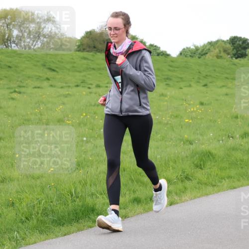04.05.2025 - 8. Wedeler Halbmarathon Lena Gebhardt http://msf.ph/oto/7842154 04.05.2025 12:04:07 Laufen  meine-sportfotos.de