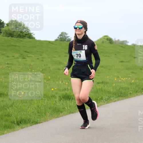04.05.2025 - 8. Wedeler Halbmarathon Lena Gebhardt http://msf.ph/oto/7842230 04.05.2025 12:05:23 Laufen 70, 16 meine-sportfotos.de