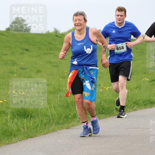 04.05.2025 - 8. Wedeler Halbmarathon Lena Gebhardt http://msf.ph/oto/7842270 04.05.2025 12:07:09 Laufen 658, 657, 5 meine-sportfotos.de