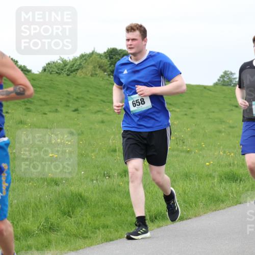 04.05.2025 - 8. Wedeler Halbmarathon Lena Gebhardt http://msf.ph/oto/7842278 04.05.2025 12:07:13 Laufen 658, 657 meine-sportfotos.de