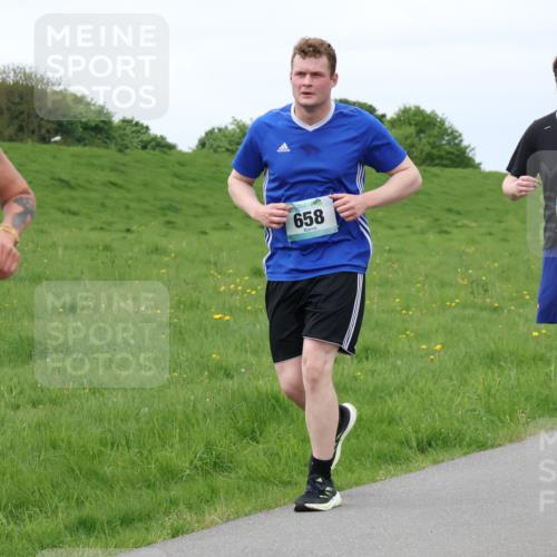 04.05.2025 - 8. Wedeler Halbmarathon Lena Gebhardt http://msf.ph/oto/7842279 04.05.2025 12:07:13 Laufen 658, 657 meine-sportfotos.de