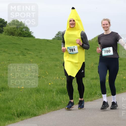 04.05.2025 - 8. Wedeler Halbmarathon Lena Gebhardt http://msf.ph/oto/7842287 04.05.2025 12:07:19 Laufen 781, 780 meine-sportfotos.de