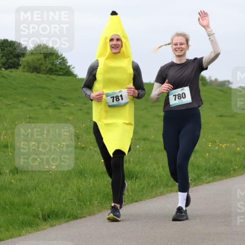 04.05.2025 - 8. Wedeler Halbmarathon Lena Gebhardt http://msf.ph/oto/7842290 04.05.2025 12:07:19 Laufen 781, 780 meine-sportfotos.de
