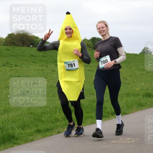 04.05.2025 - 8. Wedeler Halbmarathon Lena Gebhardt http://msf.ph/oto/7842296 04.05.2025 12:07:21 Laufen 781, 780 meine-sportfotos.de