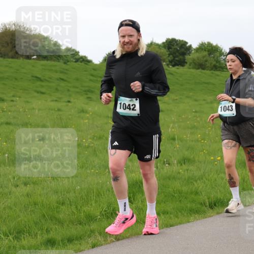 04.05.2025 - 8. Wedeler Halbmarathon Lena Gebhardt http://msf.ph/oto/7842357 04.05.2025 12:09:34 Laufen 1042, 1043 meine-sportfotos.de