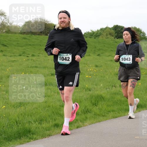 04.05.2025 - 8. Wedeler Halbmarathon Lena Gebhardt http://msf.ph/oto/7842359 04.05.2025 12:09:34 Laufen 1042, 1043 meine-sportfotos.de