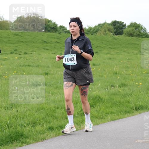 04.05.2025 - 8. Wedeler Halbmarathon Lena Gebhardt http://msf.ph/oto/7842361 04.05.2025 12:09:35 Laufen 042, 1043 meine-sportfotos.de