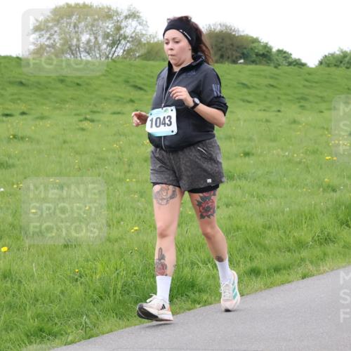 04.05.2025 - 8. Wedeler Halbmarathon Lena Gebhardt http://msf.ph/oto/7842364 04.05.2025 12:09:36 Laufen 1043 meine-sportfotos.de