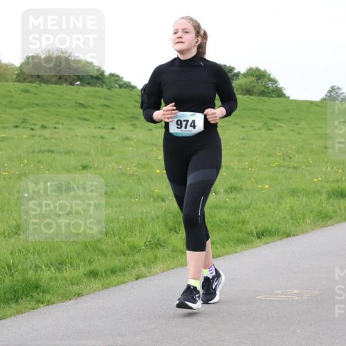 04.05.2025 - 8. Wedeler Halbmarathon Lena Gebhardt http://msf.ph/oto/7842387 04.05.2025 12:10:10 Laufen 974 meine-sportfotos.de