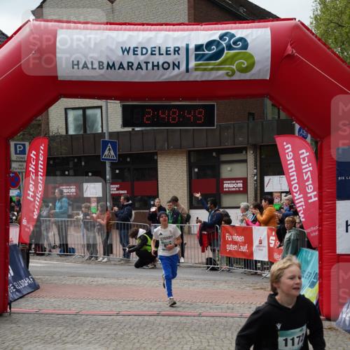 04.05.2025 - 8. Wedeler Halbmarathon Felixshl http://msf.ph/oto/7842421 04.05.2025 12:48:47 Ziel 42, 857, 1172, 1190 meine-sportfotos.de