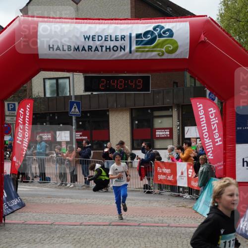 04.05.2025 - 8. Wedeler Halbmarathon Felixshl http://msf.ph/oto/7842426 04.05.2025 12:48:47 Ziel 42, 857, 1172, 1190 meine-sportfotos.de