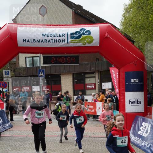 04.05.2025 - 8. Wedeler Halbmarathon Felixshl http://msf.ph/oto/7842489 04.05.2025 12:48:52 Ziel 42, 43, 857, 905, 1061, 1069, 1107 meine-sportfotos.de