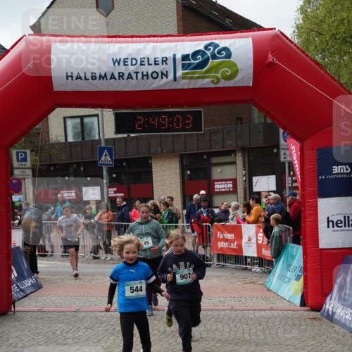 04.05.2025 - 8. Wedeler Halbmarathon Felixshl http://msf.ph/oto/7842576 04.05.2025 12:49:01 Ziel 15, 486, 544, 845, 907, 956 meine-sportfotos.de