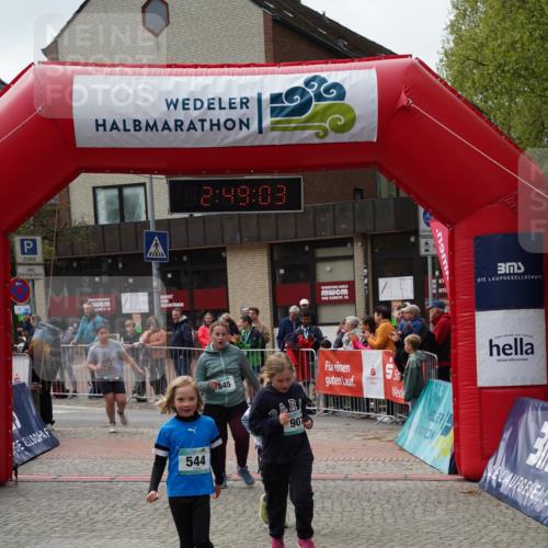 04.05.2025 - 8. Wedeler Halbmarathon Felixshl http://msf.ph/oto/7842581 04.05.2025 12:49:01 Ziel 15, 486, 544, 845, 907, 956 meine-sportfotos.de