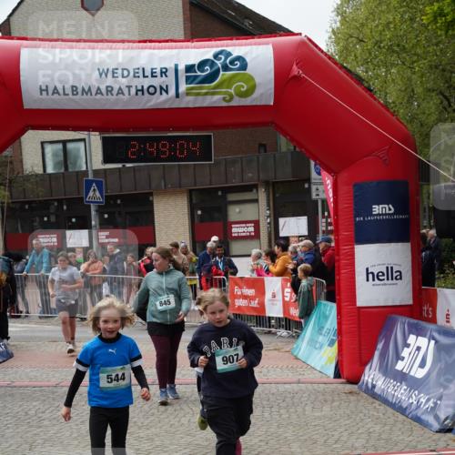 04.05.2025 - 8. Wedeler Halbmarathon Felixshl http://msf.ph/oto/7842594 04.05.2025 12:49:01 Ziel 15, 486, 544, 845, 907, 956 meine-sportfotos.de