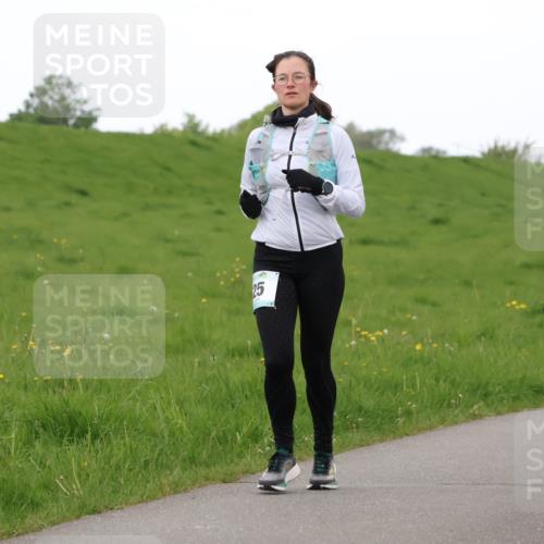 04.05.2025 - 8. Wedeler Halbmarathon Lena Gebhardt http://msf.ph/oto/7842597 04.05.2025 12:25:08 Laufen 25 meine-sportfotos.de
