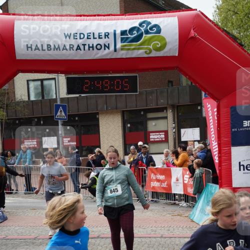 04.05.2025 - 8. Wedeler Halbmarathon Felixshl http://msf.ph/oto/7842609 04.05.2025 12:49:03 Ziel 15, 486, 544, 845, 907, 956 meine-sportfotos.de