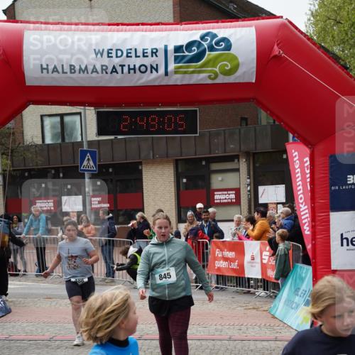 04.05.2025 - 8. Wedeler Halbmarathon Felixshl http://msf.ph/oto/7842613 04.05.2025 12:49:03 Ziel 15, 486, 544, 845, 907, 956 meine-sportfotos.de