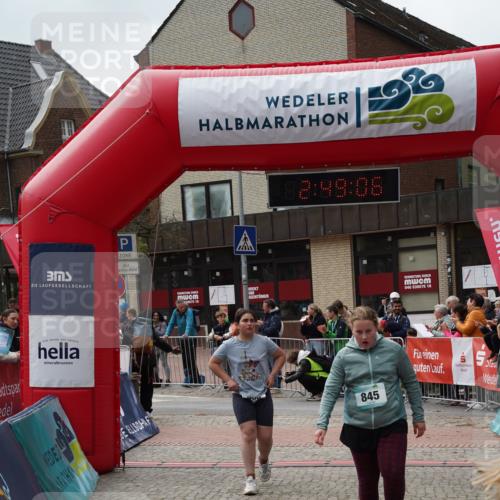 04.05.2025 - 8. Wedeler Halbmarathon Felixshl http://msf.ph/oto/7842618 04.05.2025 12:49:04 Ziel 15, 486, 544, 845, 907 meine-sportfotos.de