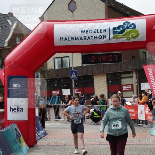 04.05.2025 - 8. Wedeler Halbmarathon Felixshl http://msf.ph/oto/7842626 04.05.2025 12:49:04 Ziel 15, 486, 544, 845, 907 meine-sportfotos.de