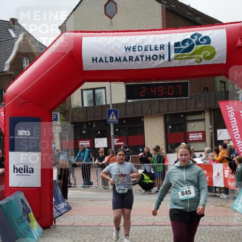 04.05.2025 - 8. Wedeler Halbmarathon Felixshl http://msf.ph/oto/7842634 04.05.2025 12:49:05 Ziel 15, 486, 544, 845, 907 meine-sportfotos.de