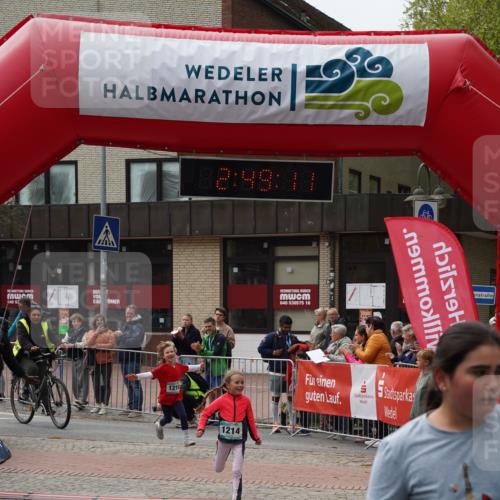 04.05.2025 - 8. Wedeler Halbmarathon Felixshl http://msf.ph/oto/7842638 04.05.2025 12:49:09 Ziel 486, 1214, 1216 meine-sportfotos.de