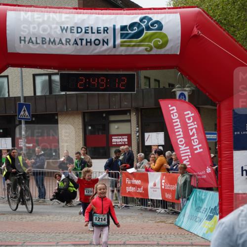 04.05.2025 - 8. Wedeler Halbmarathon Felixshl http://msf.ph/oto/7842642 04.05.2025 12:49:10 Ziel 1214, 1216 meine-sportfotos.de