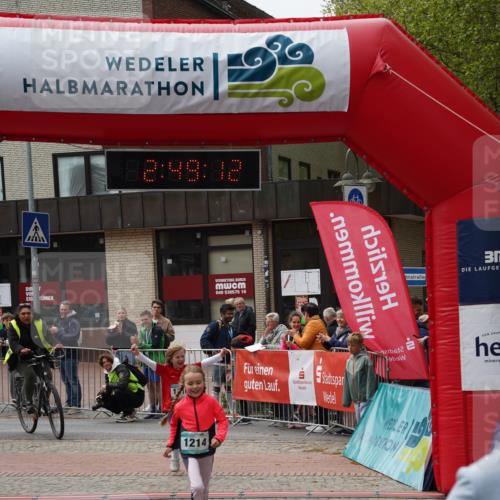 04.05.2025 - 8. Wedeler Halbmarathon Felixshl http://msf.ph/oto/7842643 04.05.2025 12:49:10 Ziel 1214, 1216 meine-sportfotos.de