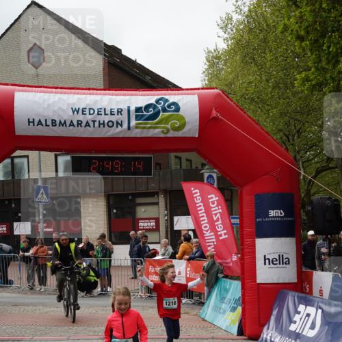 04.05.2025 - 8. Wedeler Halbmarathon Felixshl http://msf.ph/oto/7842645 04.05.2025 12:49:11 Ziel 1214, 1216 meine-sportfotos.de