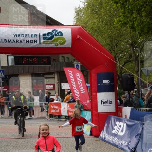 04.05.2025 - 8. Wedeler Halbmarathon Felixshl http://msf.ph/oto/7842649 04.05.2025 12:49:12 Ziel 1214, 1216 meine-sportfotos.de