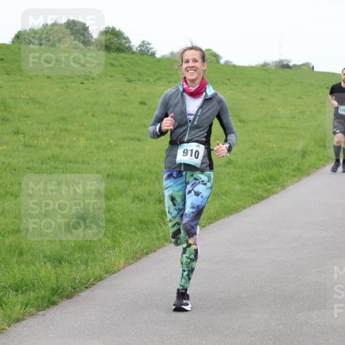 04.05.2025 - 8. Wedeler Halbmarathon Lena Gebhardt http://msf.ph/oto/7842807 04.05.2025 11:24:04 Laufen  meine-sportfotos.de
