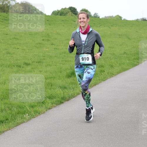 04.05.2025 - 8. Wedeler Halbmarathon Lena Gebhardt http://msf.ph/oto/7842809 04.05.2025 11:24:04 Laufen  meine-sportfotos.de