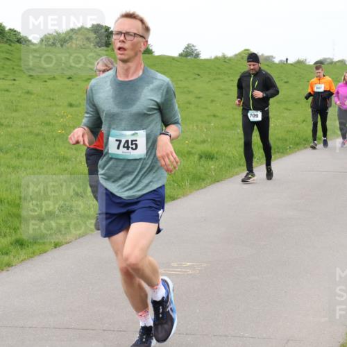 04.05.2025 - 8. Wedeler Halbmarathon Lena Gebhardt http://msf.ph/oto/7842819 04.05.2025 11:25:09 Laufen  meine-sportfotos.de