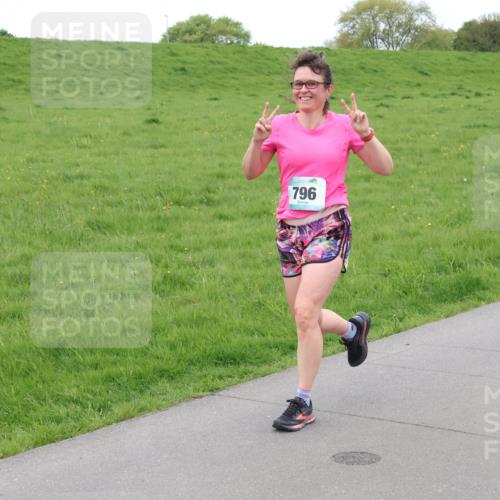 04.05.2025 - 8. Wedeler Halbmarathon Lena Gebhardt http://msf.ph/oto/7842827 04.05.2025 11:25:40 Laufen  meine-sportfotos.de