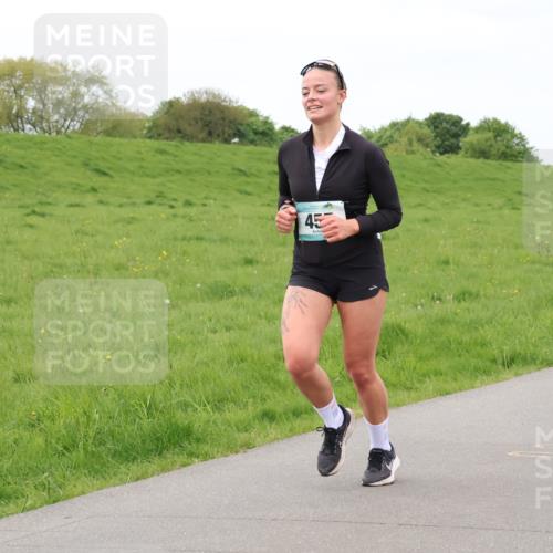 04.05.2025 - 8. Wedeler Halbmarathon Lena Gebhardt http://msf.ph/oto/7842928 04.05.2025 11:34:23 Laufen  meine-sportfotos.de