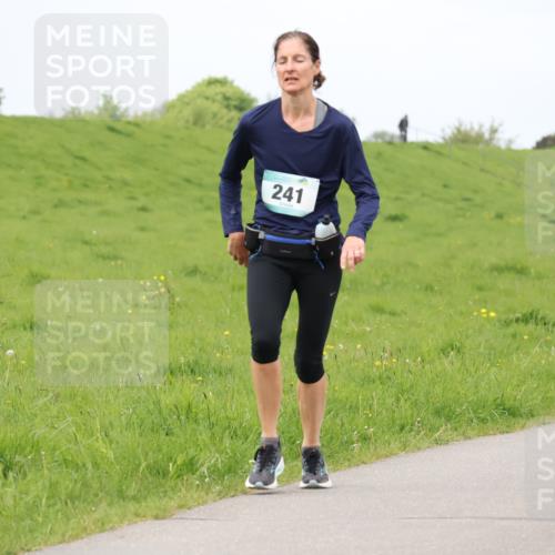 04.05.2025 - 8. Wedeler Halbmarathon Lena Gebhardt http://msf.ph/oto/7843051 04.05.2025 11:49:31 Laufen  meine-sportfotos.de