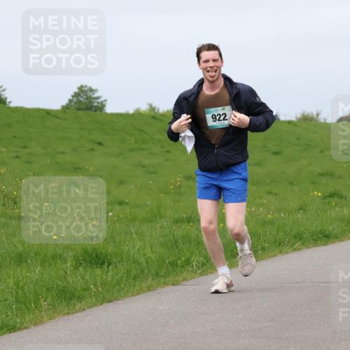 04.05.2025 - 8. Wedeler Halbmarathon Lena Gebhardt http://msf.ph/oto/7843093 04.05.2025 11:54:23 Laufen  meine-sportfotos.de