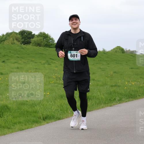 04.05.2025 - 8. Wedeler Halbmarathon Lena Gebhardt http://msf.ph/oto/7843151 04.05.2025 12:03:20 Laufen  meine-sportfotos.de