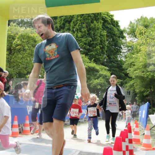 17.05.2025 - Störlauf H.Heesch http://msf.ph/oto/7897330 17.05.2025 13:03:06 Ziel 25, 0941, 7213, 7270 meine-sportfotos.de
