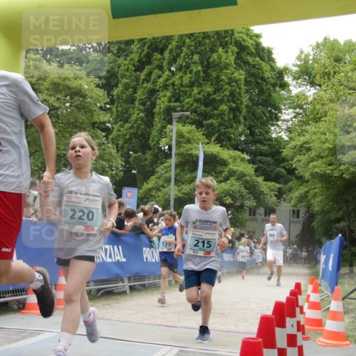 17.05.2025 - Störlauf H.Heesch http://msf.ph/oto/7899020 17.05.2025 13:42:18 Ziel 221, 220, 215 meine-sportfotos.de