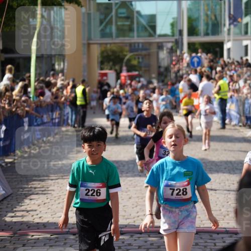 13.06.2025 - Holstenköstenlauf Felixshl http://msf.ph/oto/7925262 13.06.2025 16:23:23 Laufen 226, 327, 330, 359, 497, 616, 728, 750, 870, 988, 1006, 1220, 1337 meine-sportfotos.de