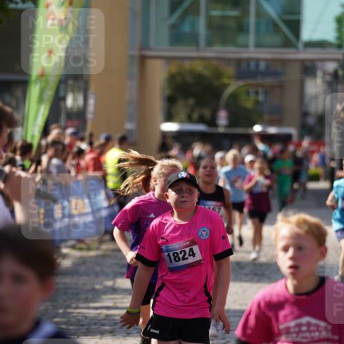 13.06.2025 - Holstenköstenlauf Felixshl http://msf.ph/oto/7927130 13.06.2025 16:51:42 Laufen 15, 27, 51, 127, 128, 137, 406, 541, 544, 812, 813, 937, 1166, 1167, 1824, 1860 meine-sportfotos.de